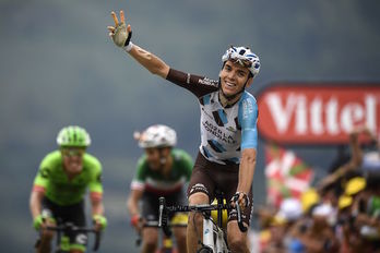 Bardet entra victorioso, con Urán y Aru por detrás. Los tres discuten la autoridad de Frrome. ( Lionel BONAVENTURE / AFP)