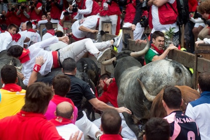 Los Miura arrollan a varios corredores en la curva de Telefónica. (Iñigo URIZ/ARGAZKI PRESS)