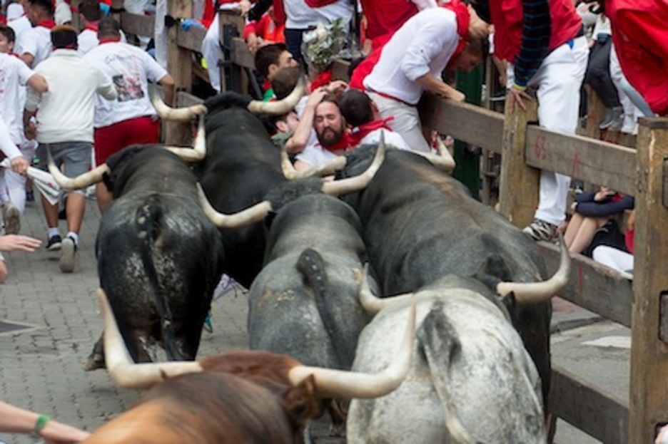 El momento de tensión del día ha comenzado con los morlacos barriendo el vallado de la curva de Telefónica. (Iñigo URIZ/ARGAZKI PRESS)