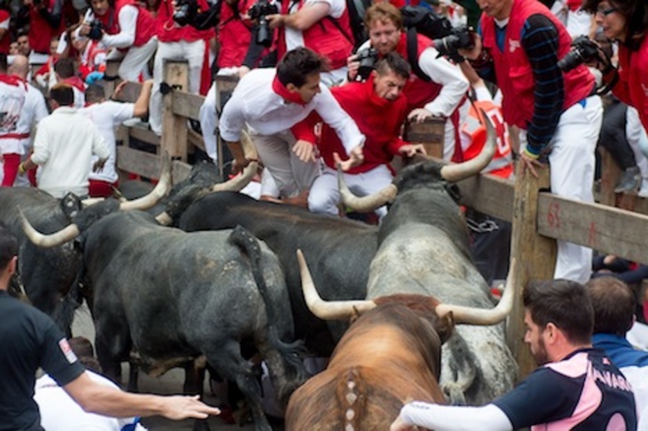Uno de los corredores empieza a ser catapultado por los bureles. (Iñigo URIZ/ARGAZKI PRESS)