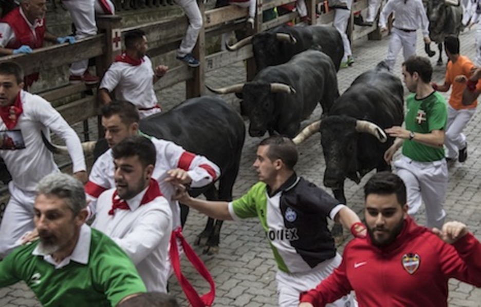 La torada de Miura avanza por la bajada del callejón. (Jagoba MANTEROLA/ARGAZKI PRESS)
