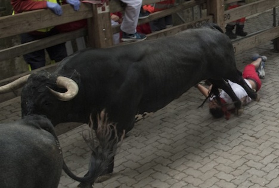 Un corredor caído en el suelo tras el paso de uno de los morlacos. (Jagoba MANTEROLA/ARGAZKI PRESS)