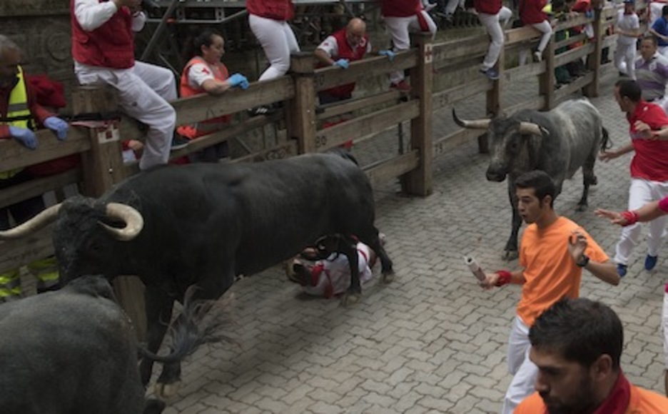 Dos morlacos corren a toda velocidad hacia la plaza. (Jagoba MANTEROLA/ARGAZKI PRESS)