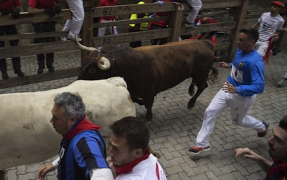 Huron llega rezagado al callejón. (Jagoba MANTEROLA/ARGAZKI PRESS)