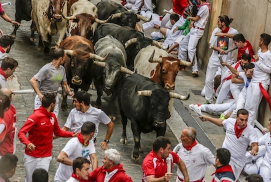 La torada de Miura sube por Santo Domingo como un rayo. (Lander FERNANDEZ DE ARROYABE/ARGAZKI PRESS)