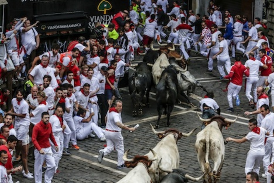 La manada se dirige a Mercaderes estirando los cuartos traseros. (Lander FERNANDEZ DE ARROYABE/ARGAZKI PRESS)