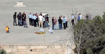 Fuerzas policiales israelíes junto al cadáver de uno de los palestinos abatidos en Jerusalén. (Thomas COEX/AFP) 
