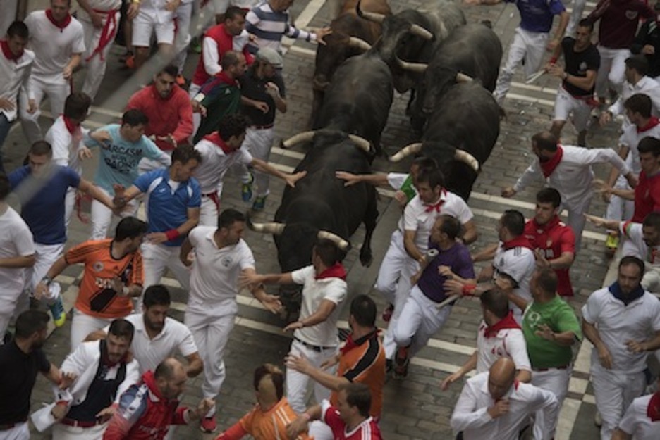 Los seis astados suben por Estafeta rodeados de corredores. (Juan Carlos RUIZ/ARGAZKI PRESS)