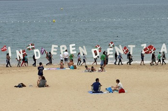 Independentziaren aldarria Donibane Lohizuneko hondartzan, Aitzinaren eskutik. (Bob EDME)