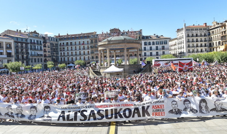 Concentración en la plaza del Castillo por la puesta en libertad de los jóvenes de Altsasu. (Idoia ZABALETA / ARGAZKI PRESS)