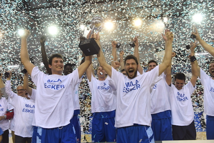 La plantilla de GBC celebrando su título de la LEB Oro. (Jon URBE / ARGAZKI PRESS)
