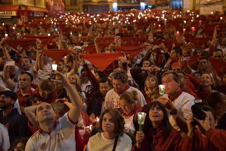 Pañuelos al aire en la plaza consistorial. (Idoia ZABALETA/ARGAZKI PRESS)