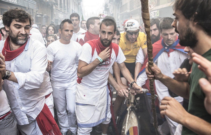 Indurain, entre el gentío. (Jagoba MANTEROLA/ARGAZKI PRESS)