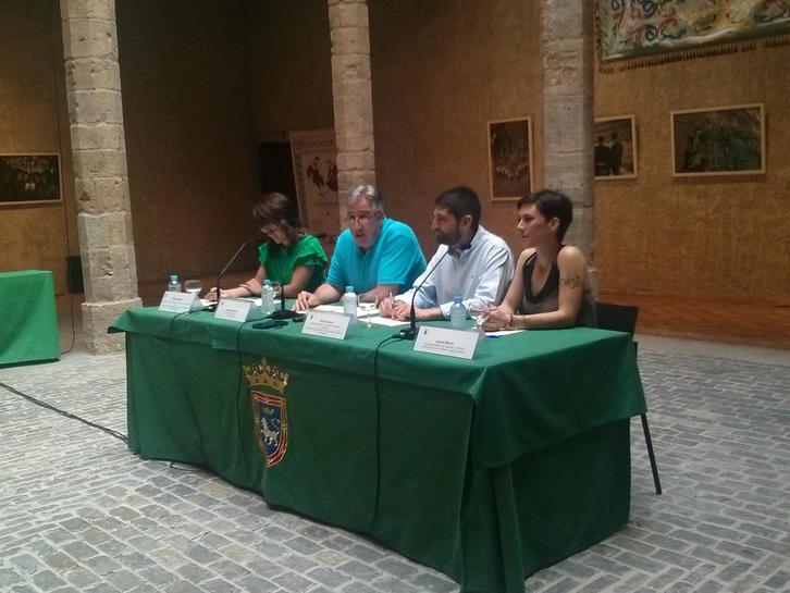 Asiron, junto a Beloki, Romeo y Berro, en rueda de prensa. (Iñaki VIGOR)