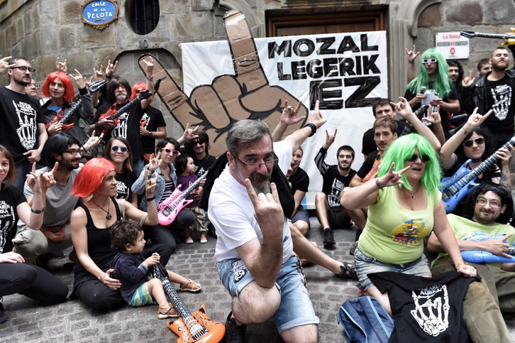 Manos cornutas contra la ‘Ley Mordaza’. (ARGAZKI PRESS)