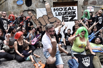Manos cornutas contra la ‘Ley Mordaza’. (ARGAZKI PRESS)