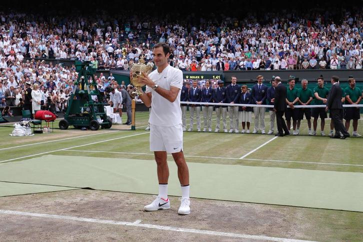 Roger Federer, con el título en mano. (Adrian DENNIS/AFP)