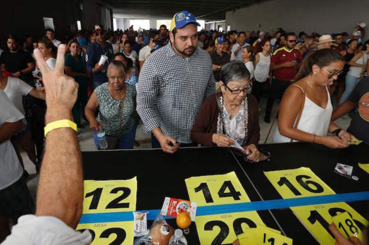 Personas se disponen a votar en la consulta popular organizada por la oposición venezolana. (RHONA WISE / AFP)