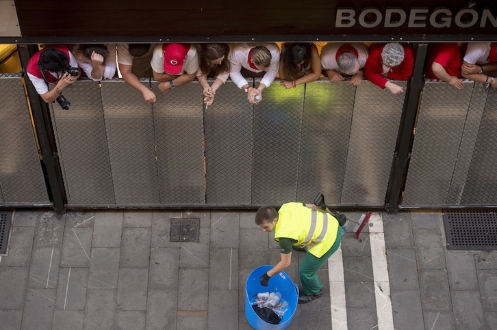 Entzierroaren ibilbidea garbitzen. (Iñigo URIZ/ARGAZKI PRESS)