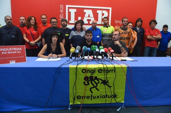 Responsables de la Federación de Industria de LAB, acompañados de trabajadores de empresas en crisis. (ARGAZKI PRESS)