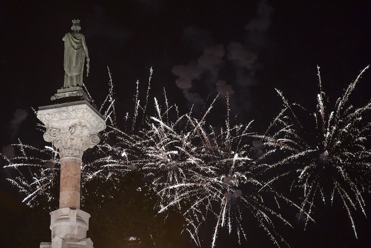 Fuegos artificiales junto al Monumento a los Fueros, el 7 de julio. (Idoia ZABALETA/ARGAZKI PRESS)