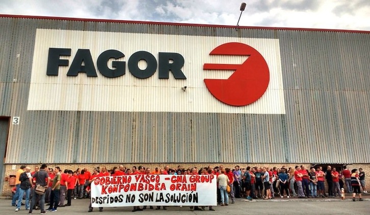 Concentración de los trabajadores de Edesa y Geyser ante la planta de Garagartza. (@LABsindikatua)