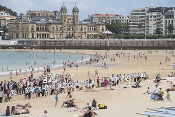 Imagen de la playa de la Concha, con una protesta contra la pasante del Metro, el pasado sábado. (Jon URBE/ARGAZKI PRESS)