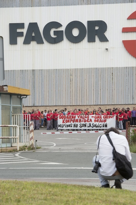 Protesta ante la planta de Arrasate. (Monika DEL VALLE/ARGAZKI PRESS)