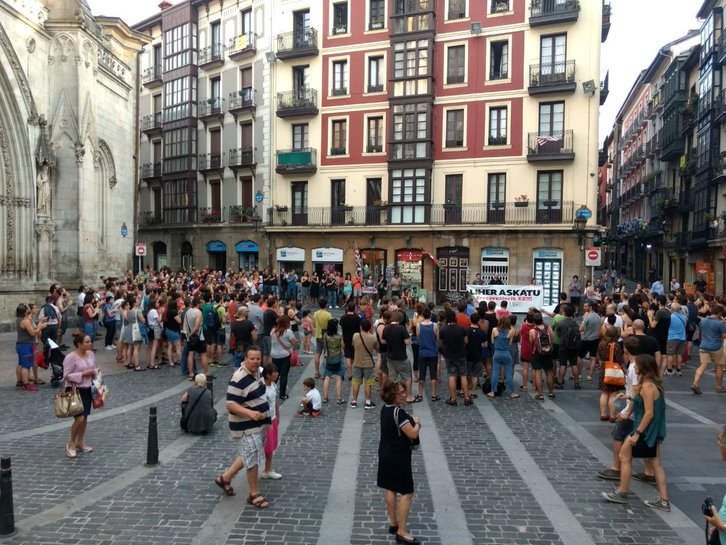 Astelehen arratsaldean Bilboko Alde Zaharrean egindako mobilizazioa. (@liherlibre)