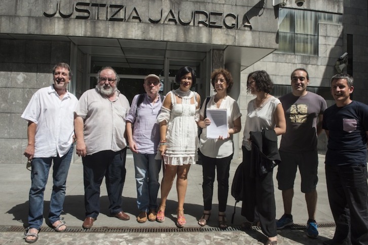 Aitziber Irigoras Durangoko alkatea eta 1937ko Martxoak 31 Batzordeko ordezkariak kereilarekin, epaitegiaren atarian. (Monika DEL VALLE/ARGAZKI PRESS)