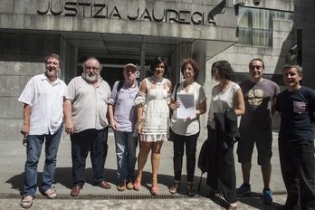 Aitziber Irigoras Durangoko alkatea eta 1937ko Martxoak 31 Batzordeko ordezkariak kereilarekin, epaitegiaren atarian. (Monika DEL VALLE/ARGAZKI PRESS)