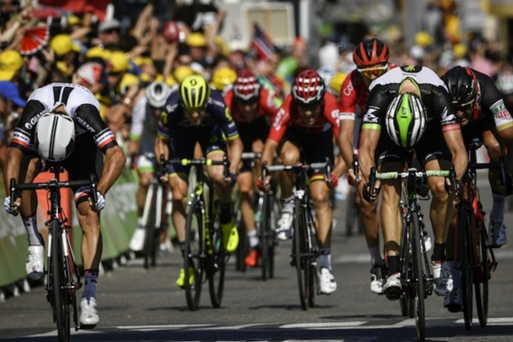 Matthews se ha impuesto al esprint. (Philippe LOPEZ/AFP)