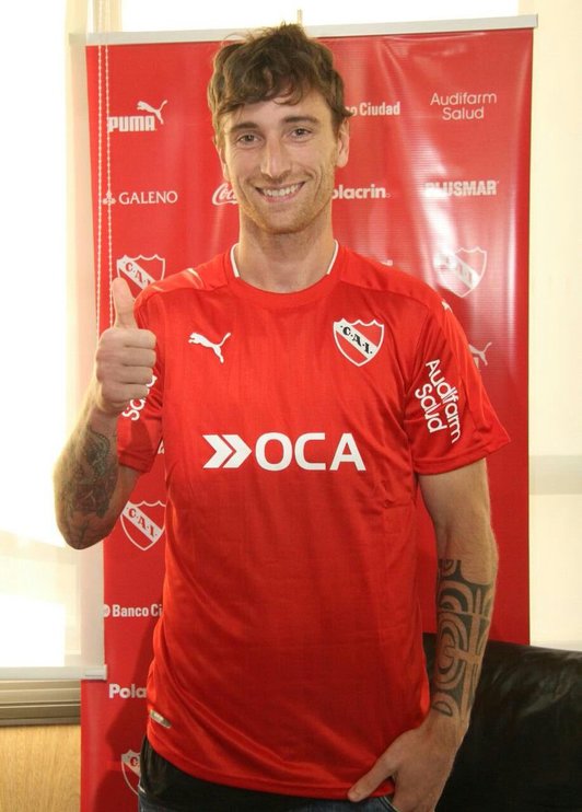Amorebieta tras firmar con Independiente. (@la_grulla5)