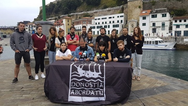 Kaian gaur egin dute agerraldia Piratek. (DONOSTIAKO PIRATAK)