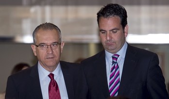 El exalcalde, Enrique Maya, junto con el diputado Iñigo Alli. (Iñigo URIZ/ARGAZKI PRESS)