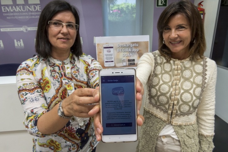 Izaskun Landaide y Zuriñe Elordi muestran la aplicación. (Juanan RUIZ/ARGAZKI PRESS)