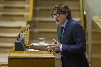 Eneko Andueza, secretario general del PSE de Gipuzkoa, en una intervención parlamentaria. (Juanan RUIZ / ARGAZKI PRESS)