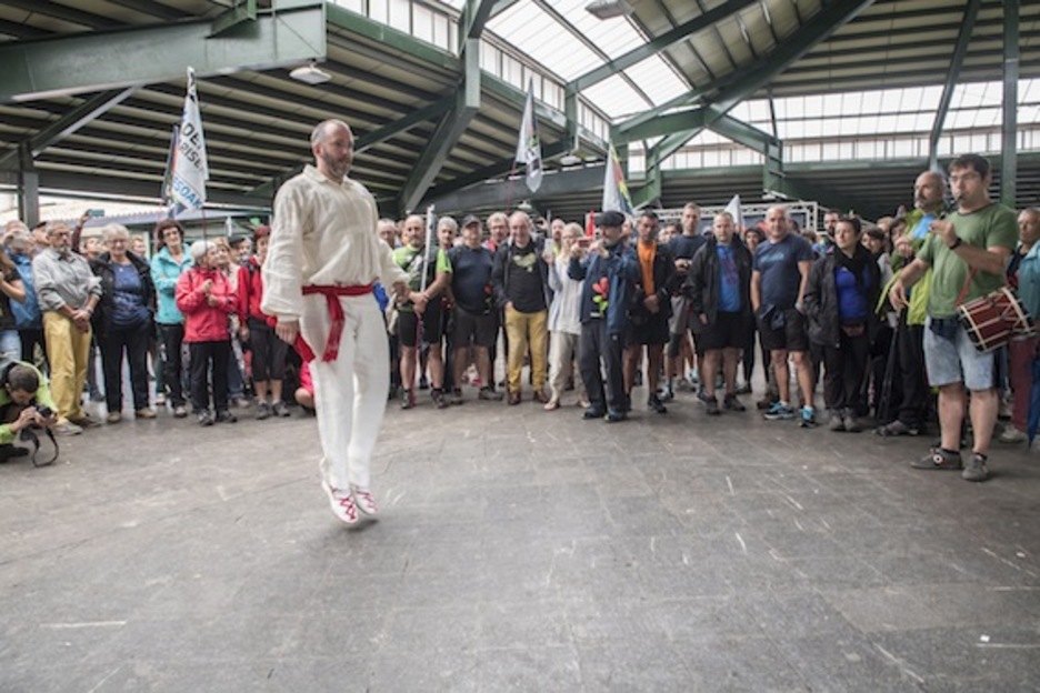 Aurreskua, Gernikatik abiatu aurretik. (Gorka RUBIO/ARGAZKI PRESS) Aurreskua, Gernikatik abiatu aurretik. (Gorka RUBIO/ARGAZKI PRESS)