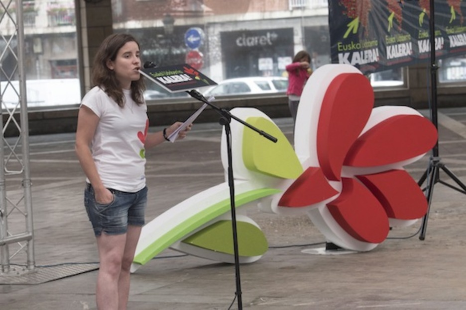 Lur Albizu, martxa hasi aurreko adierazpenak egiten. (Gorka RUBIO/ARGAZKI PRESS) Lur Albizu, martxa hasi aurreko adierazpenak egiten. (Gorka RUBIO/ARGAZKI PRESS)