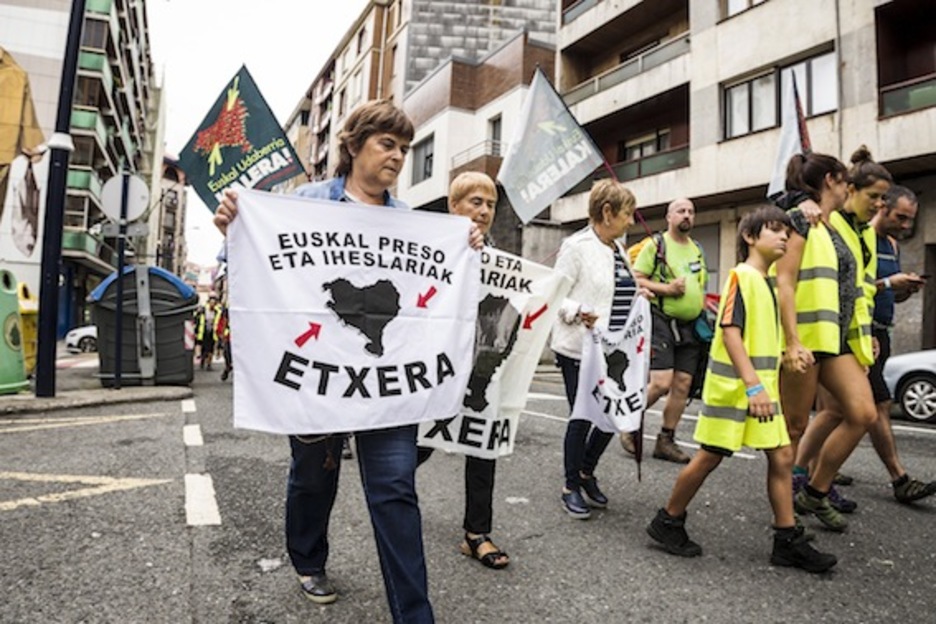 Presoen aldeko aldarria herri desberdinetara eramango du martxak datozen egunotan. (Aritz LOIOLA/ARGAZKI PRESS) Presoen aldeko aldarria herri desberdinetara eramango du martxak datozen egunotan. (Aritz LOIOLA/ARGAZKI PRESS)