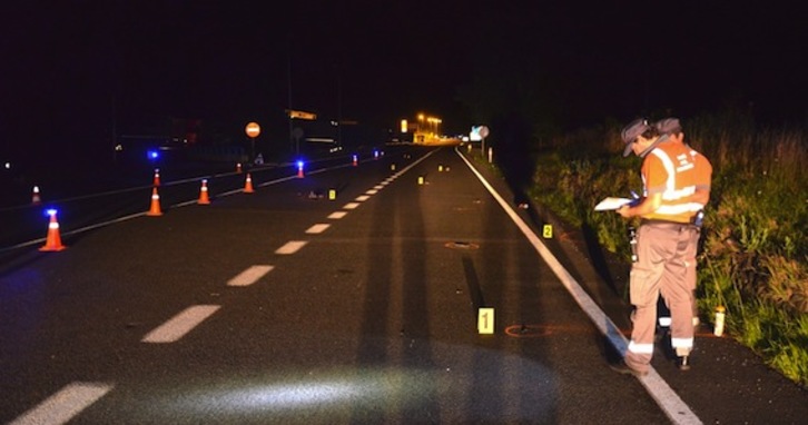 Agentes de la Policía Foral, en el lugar del accidente. 