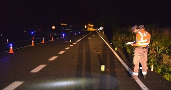 Agentes de la Policía Foral, en el lugar del accidente. 