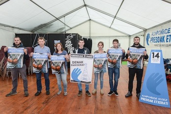 Los jóvenes que mantienen el ayuno en Hiriburu con Arkaitz Rodríguez, Sonia Jacinto y Rufi Etxeberria. (Isabelle MIQUELESTORENA)