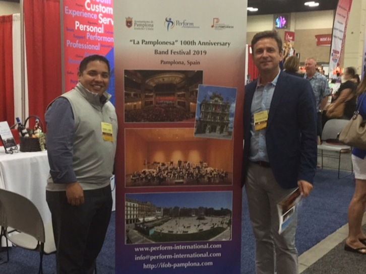 José Andrés Palacios, presidente de La Pamplonesa, con uno de los asistentes del congreso en Texas. (LA PAMPLONESA)