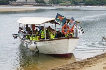 Martxistak Urdaibai barkuz zeharkatzen. (KALERA)