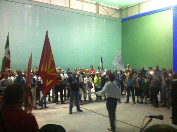 Guardia Zibil andana Asiain ondoan. (Iñaki VIGOR)