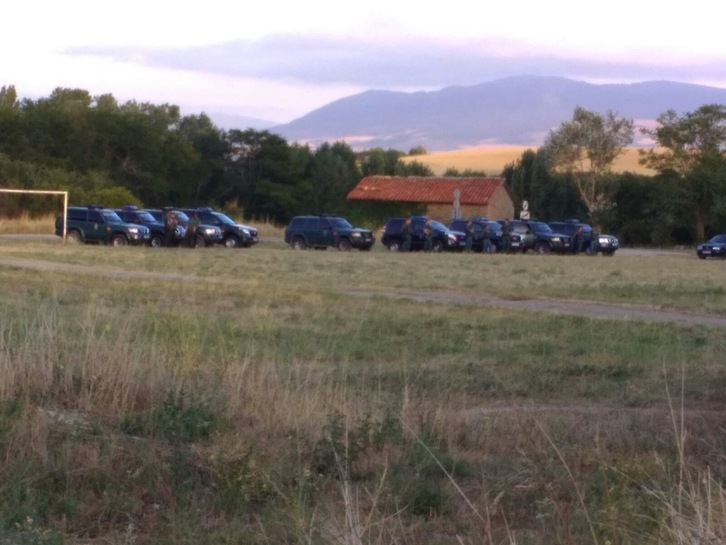 Guardia Zibil andana Asiain ondoan. (Iñaki VIGOR)