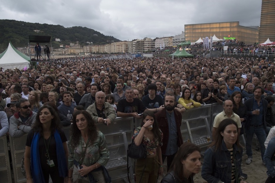 Pretenders taldea entzuteko jende andana bildu da Zurriola hondartzan. (Gorka RUBIO/ARGAZKI PRESS)