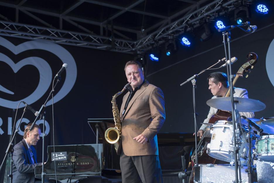 Ray Gelato, saxofoiarekin. (Juan Carlos RUIZ/ARGAZKI PRESS)