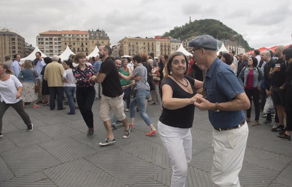 Ikusleak ere jarri zituzten dantzan. (Juan Carlos RUIZ/ARGAZKI PRESS)